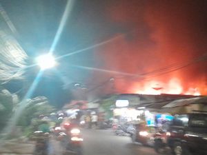 Rumah di Jalan KS Tubun Jakbar Kebakaran, 4 Unit Damkar Dikerahkan Rumah di Jalan KS Tubun Jakbar Kebakaran, 4 Unit Damkar Dikerahkan