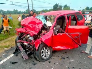 Adu Moncong Avanza Vs Truk Logistik di Madiun, 1 Orang Tewas-5 Luka