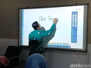 Siswa MTsN 1 Pasuruan Ngaku Senang Belajar Pakai Papan Tulis Pintar Siswa MTsN 1 Pasuruan Ngaku Senang Belajar Pakai Papan Tulis Pintar