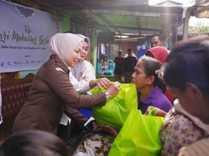 Kejari Makassar Bagikan 370 Paket Sembako untuk Warga Kurang Mampu