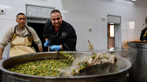 Kesibukan Dapur Umum di Tepi Barat Siapkan Makan Gratis untuk Warga