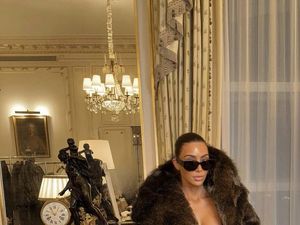 Kim Kardashian Pakai Coat Tanpa Bra, Gayanya Disebut Tiru Bianca Censori