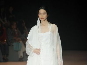 10 Koleksi Sejauh Mata Memandang, Busana Serba Putih Cocok untuk Lebaran 10 Koleksi Sejauh Mata Memandang, Busana Serba Putih Cocok untuk Lebaran