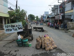 Warga Blokir Jalan di Pati Gegara Jalan Rusak dan Berdebu