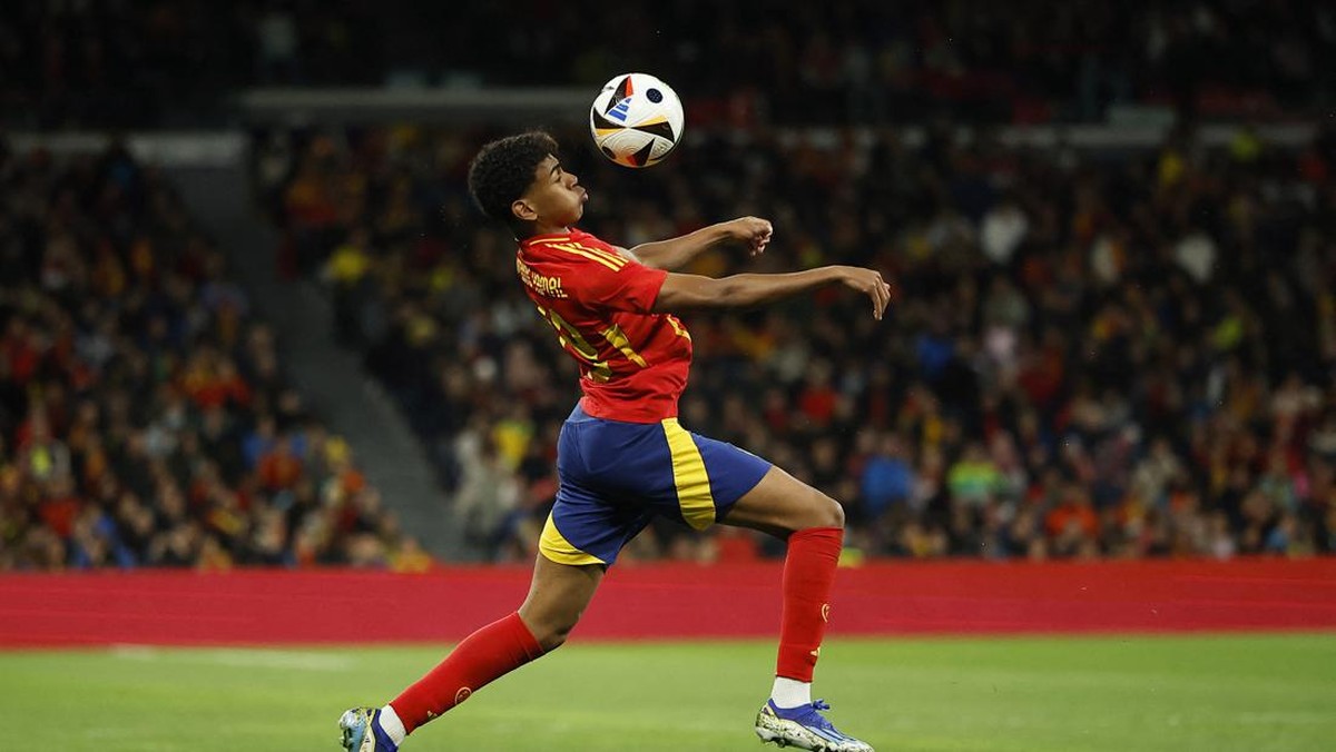 Lamine Yamal saat beraksi membela Spanyol menghadapi Brasil (REUTERS/Juan Medina)