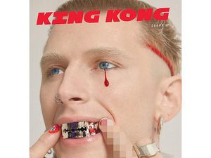 Penampilan Seram Machine Gun Kelly, Bergigi Silet dan Air Mata Darah