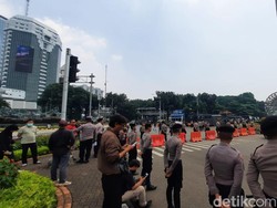 Massa Tandingan Tiba di Patung Kuda, Minta MK Tolak Diintervensi