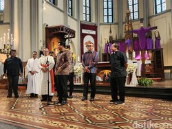 Tinjau Katedral, Menko Polhukam Pastikan Rangkaian Paskah di RI Aman