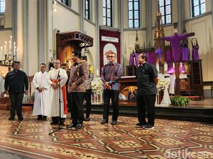 Tinjau Katedral, Menko Polhukam Pastikan Rangkaian Paskah di RI Aman Tinjau Katedral, Menko Polhukam Pastikan Rangkaian Paskah di RI Aman