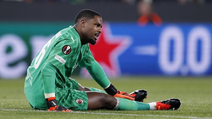 Mike Maignan Soccer Football - Europa League - Round of 16 - Second Leg - Slavia Prague v AC Milan - Fortuna Arena, Prague, Czech Republic - March 14, 2024 AC Milans Mike Maignan reacts after sustaining an injury REUTERS/David W Cerny