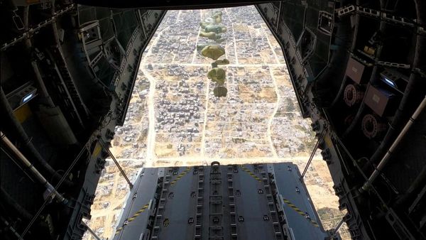 Militer Spanyol Jatuhkan Paket Bantuan untuk Gaza dari Udara