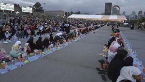 Momen Kebersamaan Warga Ethiopia Buka Puasa Bareng di Alun-alun