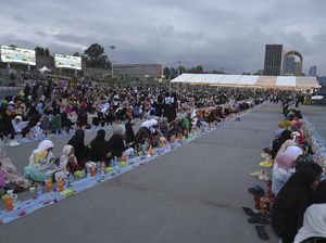 Momen Kebersamaan Warga Ethiopia Buka Puasa Bareng di Alun-alun