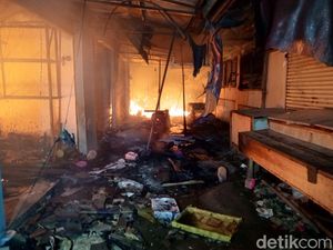 Api Membara Lalap Ratusan Kios di Pasar Cipunagara Subang