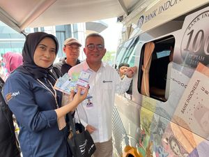 Warga Berbondong-bondong Tukar Uang Receh buat Lebaran Warga Berbondong-bondong Tukar Uang Receh buat Lebaran
