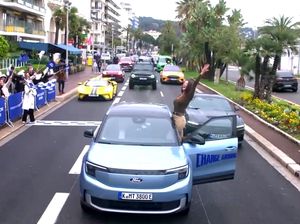 Perempuan Ini Jadi yang Pertama Mengelilingi Dunia Pakai Mobil Listrik Perempuan Ini Jadi yang Pertama Mengelilingi Dunia Pakai Mobil Listrik