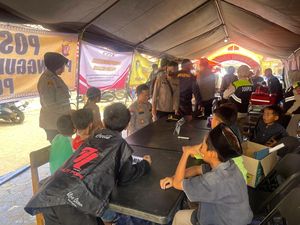 Polisi Beri Trauma Healing untuk Anak-anak Korban Longsor Cipongkor Polisi Beri Trauma Healing untuk Anak-anak Korban Longsor Cipongkor