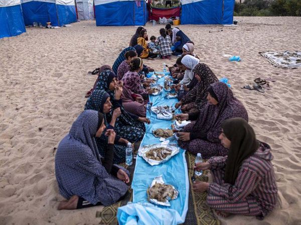 Potret Pengungsi Palestina saat Berbuka Puasa Bersama