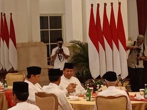 Saat Airlangga Duduk Diapit Jokowi dan Prabowo di Acara Bukber Kabinet Saat Airlangga Duduk Diapit Jokowi dan Prabowo di Acara Bukber Kabinet