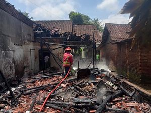 Rumah Warga di Malang Hangus Terbakar Diduga Korsleting Rumah Warga di Malang Hangus Terbakar Diduga Korsleting