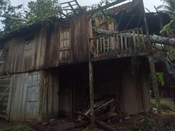 Hujan Deras-Angin Kencang di OKU Selatan, Rumah Jumadi Rusak Tertimpa Pohon