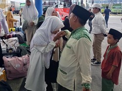 Suasana Haru Sambut Kepulangan Santri ke Bali Jelang Lebaran