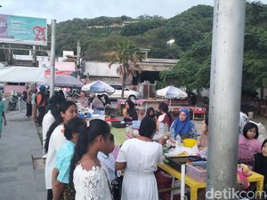 Berburu Takjil Seusai Misa Kamis Putih di Labuan Bajo Berburu Takjil Seusai Misa Kamis Putih di Labuan Bajo