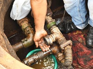 Tangki SPBU yang Tercampur Air Dikuras, Ini Potretnya