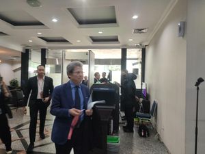 Sidang Sengketa Pilpres Dilanjutkan, Tim Hukum 03 hingga 01 Merapat ke MK Sidang Sengketa Pilpres Dilanjutkan, Tim Hukum 03 hingga 01 Merapat ke MK