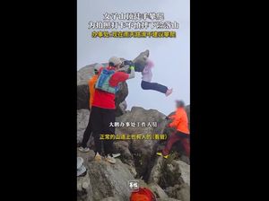 Bikin Deg-degan! Turis China Jatuh Saat Foto di Tebing Batu