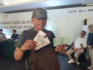 Demi Dapat Uang Baru buat Lebaran, Warga Rela Antre Sejak Pagi!