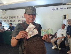 Demi Dapat Uang Baru buat Lebaran, Warga Rela Antre Sejak Pagi!