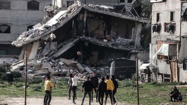 Warga Gaza Bermain Voli di Samping Reruntuhan Bangunan