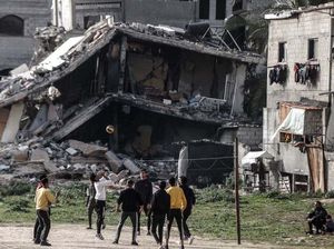 Warga Gaza Bermain Voli di Samping Reruntuhan Bangunan
