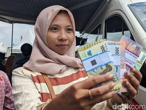 Cerita Warga Tulungagung Adu Cepat Berburu Uang Baru Cerita Warga Tulungagung Adu Cepat Berburu Uang Baru