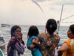 Warga Situbondo Dikagetkan dengan Munculnya Waterspout di Pantai Banyuputih