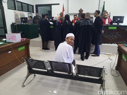 Senyum Yosep di Sidang Saat Didakwa Pembunuhan Berencana Tuti-Amel