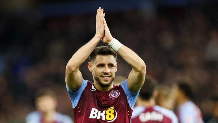 Alex Moreno Soccer Football - Europa Conference League - Round of 16 - Second Leg - Aston Villa v Ajax Amsterdam - Villa Park, Birmingham, Britain - March 14, 2024 Aston Villa's Alex Moreno applauds fans after the match REUTERS/Hannah Mckay