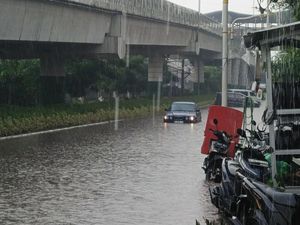 Jalan Dekat Flyover Tanjung Barat Sempat Banjir, Motor-Mobil Mogok