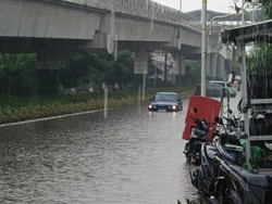 Jalan Dekat Flyover Tanjung Barat Sempat Banjir, Motor-Mobil Mogok