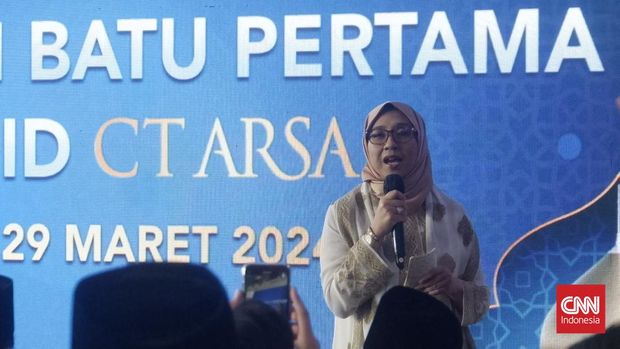 Chairman sekaligus Founder CT Corp Chairul Tanjung (CT) bersama Istri, Anita Ratnasari Tanjung meletakkan baru pertama alias groundbreaking Masjid CT Arsa di Kompleks Gedung CT Corp, Jakarta Selatan, Jumat (29/3)