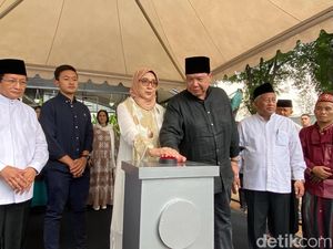 Chairul Tanjung dan Istri Lakukan Peletakan Batu Pertama Masjid CT Arsa