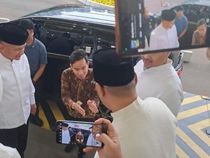 Kenakan Batik Bercorak Kuning, Gibran Hadiri Acara Bukber Partai Golkar Kenakan Batik Bercorak Kuning, Gibran Hadiri Acara Bukber Partai Golkar
