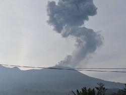 Gunung Marapi di Sumbar Erupsi, Warga Diminta Jauhi Radius 4,5 Km