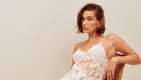 5 Gaya Hailey Bieber Jadi Model Lingerie untuk Pengantin, Seksi Romantis