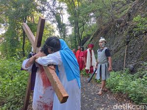 Momen Umat Katolik Ikuti Jalan Salib di Gunung Gandul Wonogiri