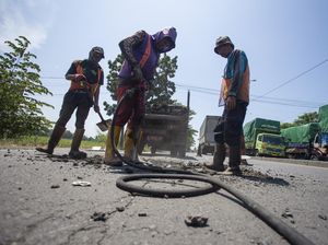 Jelang Arus Mudik, Jalur Pantura Cirebon Diperbaiki