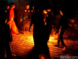 Melihat Keseruan Sepakbola Api Santri di Mojokerto