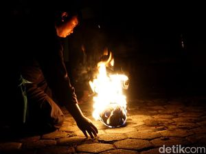 Keseruan Santri Ponpes Al Hidayah, Main Sepakbola Api Sembari Nunggu Sahur