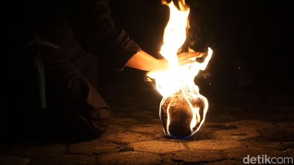 Potret Keseruan Santri di Mojokerto Bermain Sepak Bola Api